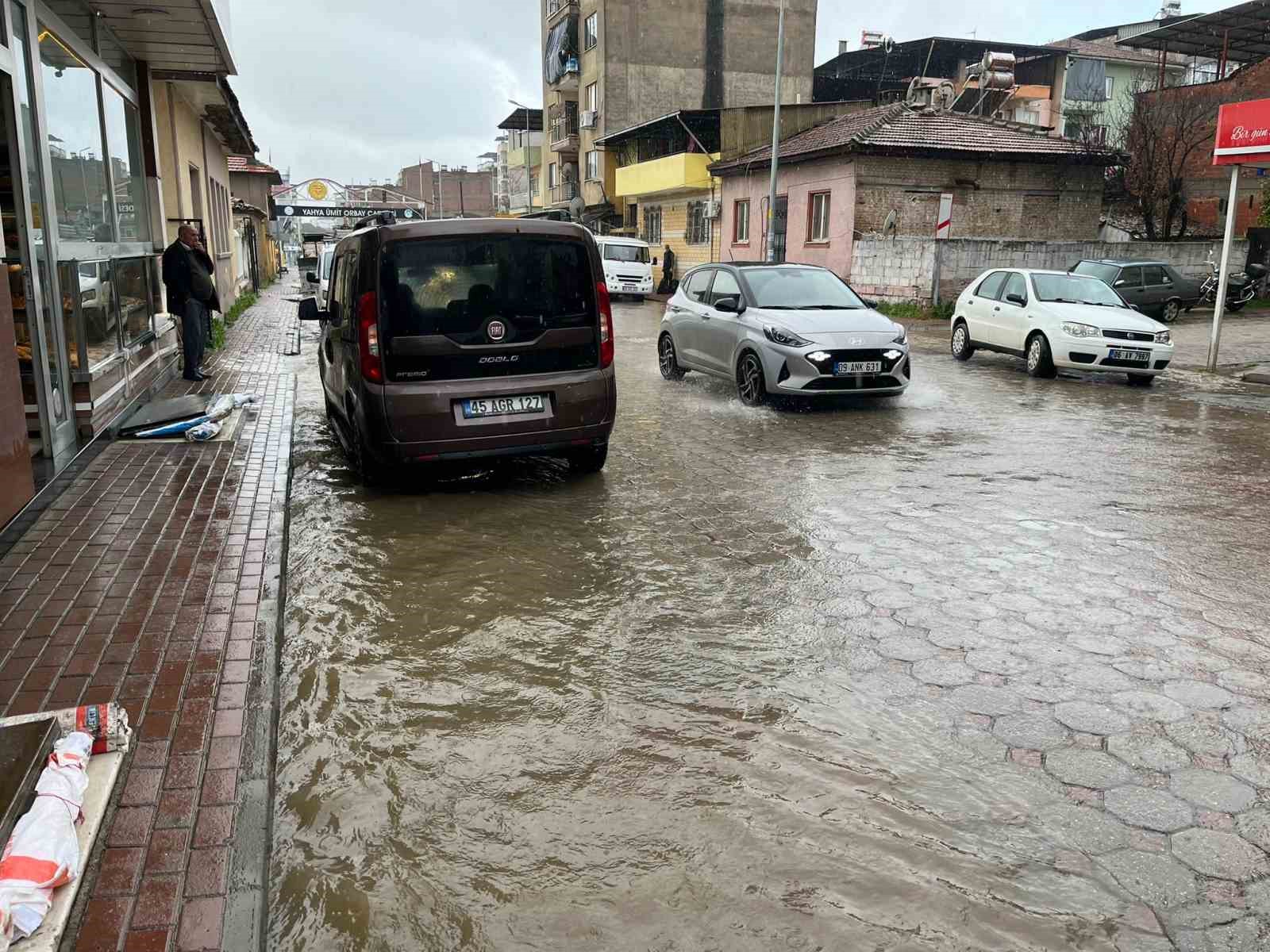 İncirliova’da sağanak yağış hayatı olumsuz etkiledi