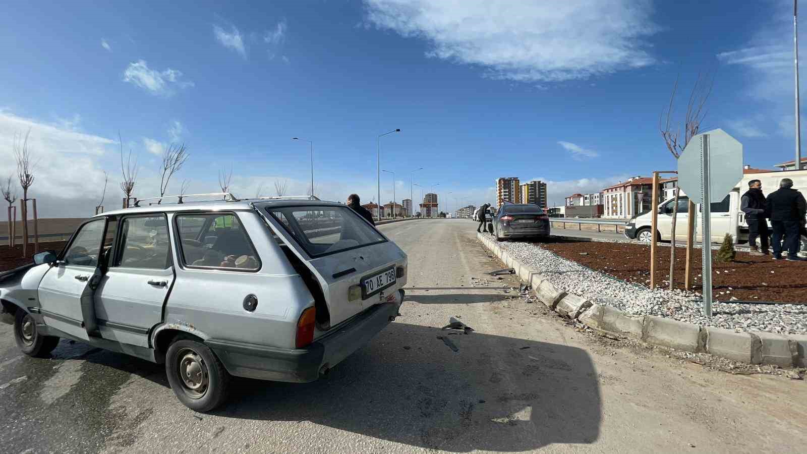 Karaman&rsquo;da ters y&ouml;ne giren otomobil kazaya yol a&ccedil;tı
