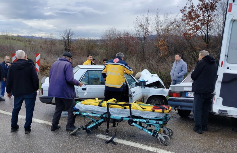 Gönen’de iki otomobil çarpıştı: 6 yaralı