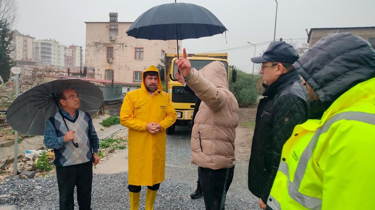 Tarsus&rsquo;ta yoğun yağış sonrası tam saha m&uuml;dahale
