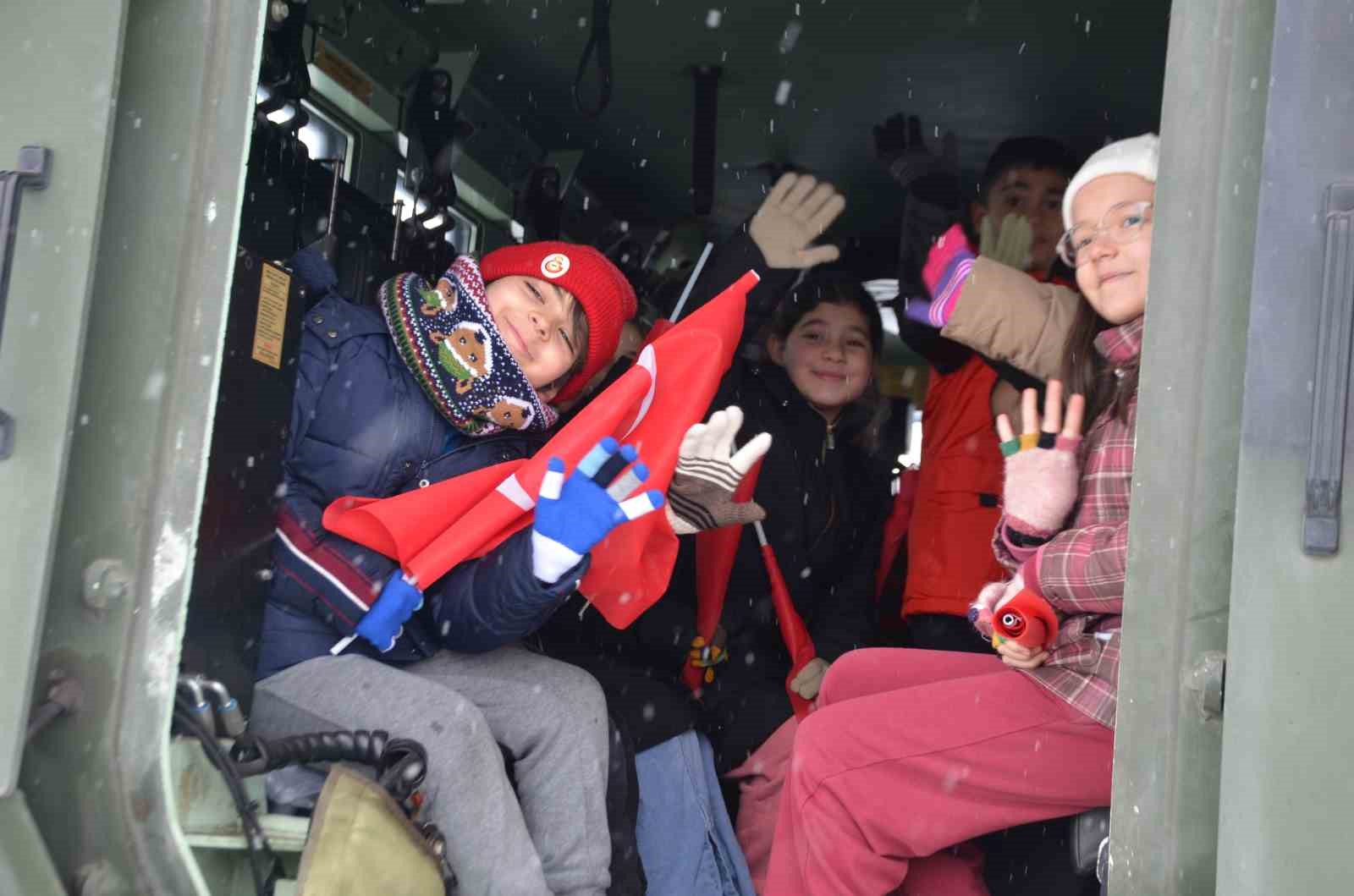 Bulanık Kaymakamlığı&rsquo;ndan &ccedil;ocuklara unutulmaz kış şenliği
