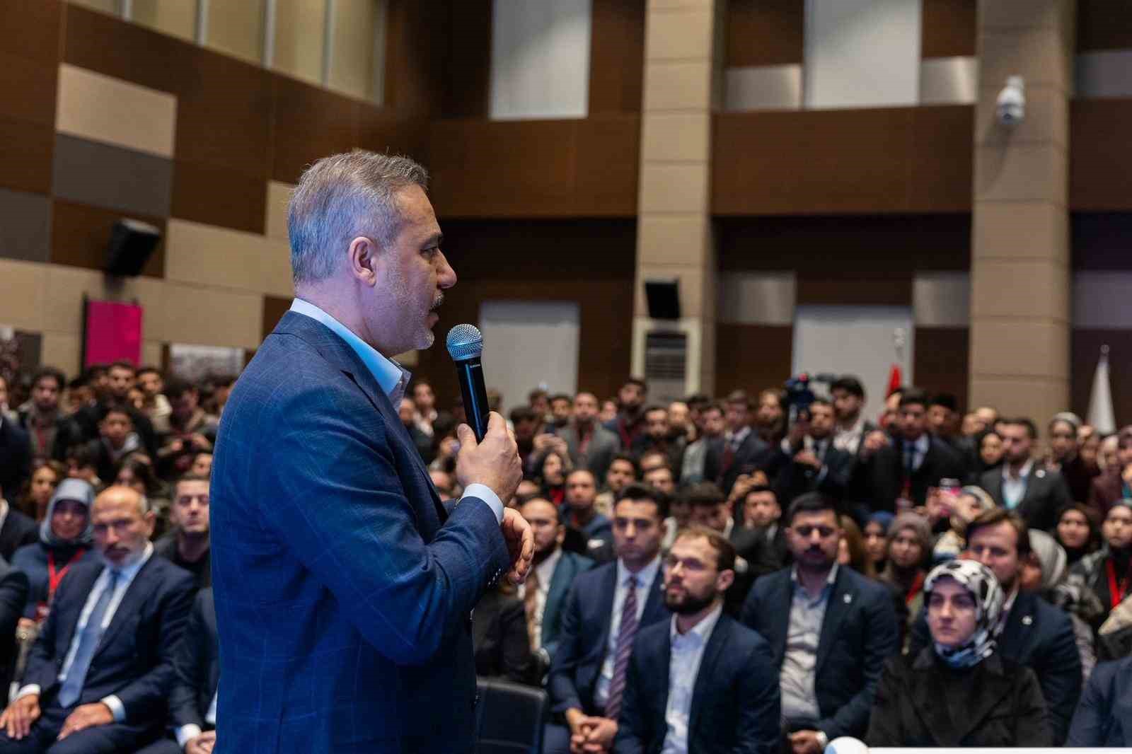 Bakan Hakan Fidan: "Eyleme ihtiyacımız olduğu kadar bilgiye, &ouml;ğrenmeye, tecr&uuml;be aktarımına da ihtiyacımız var"
