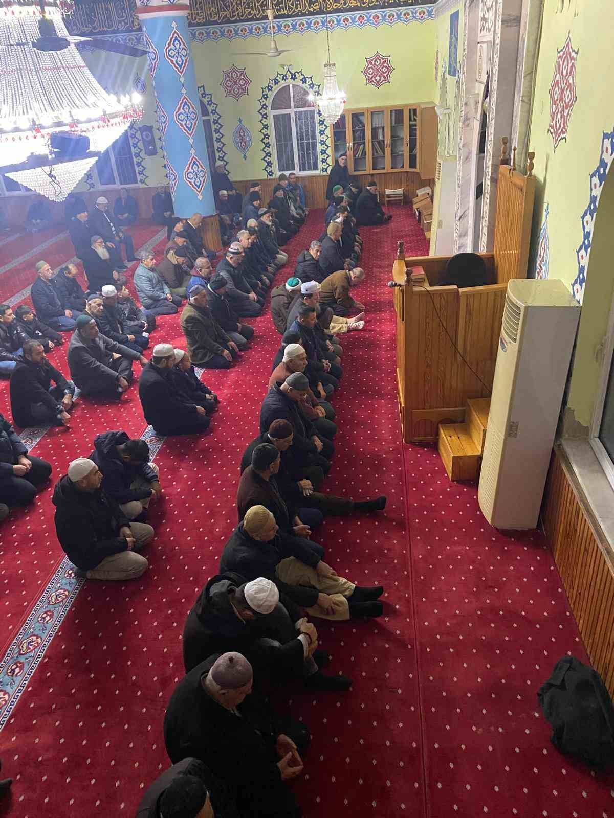 Efeler&rsquo;de her yaştan vatandaş sabah namazında bir araya geldi
