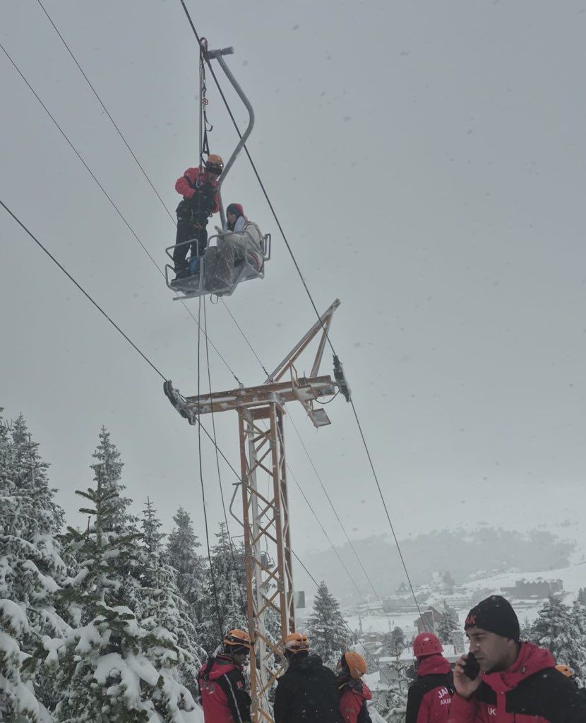 Bursa Uludağ&rsquo;da telesiyej arızası nedeniyle mahsur kalan 51 kişi kurtarıldı
