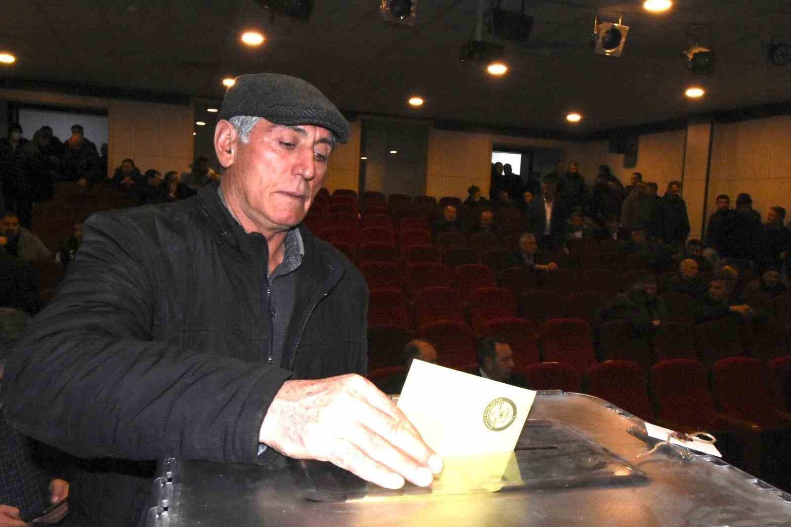 Oltu Şof&ouml;rler ve Otomobilciler Odası&rsquo;nda se&ccedil;im heyecanı
