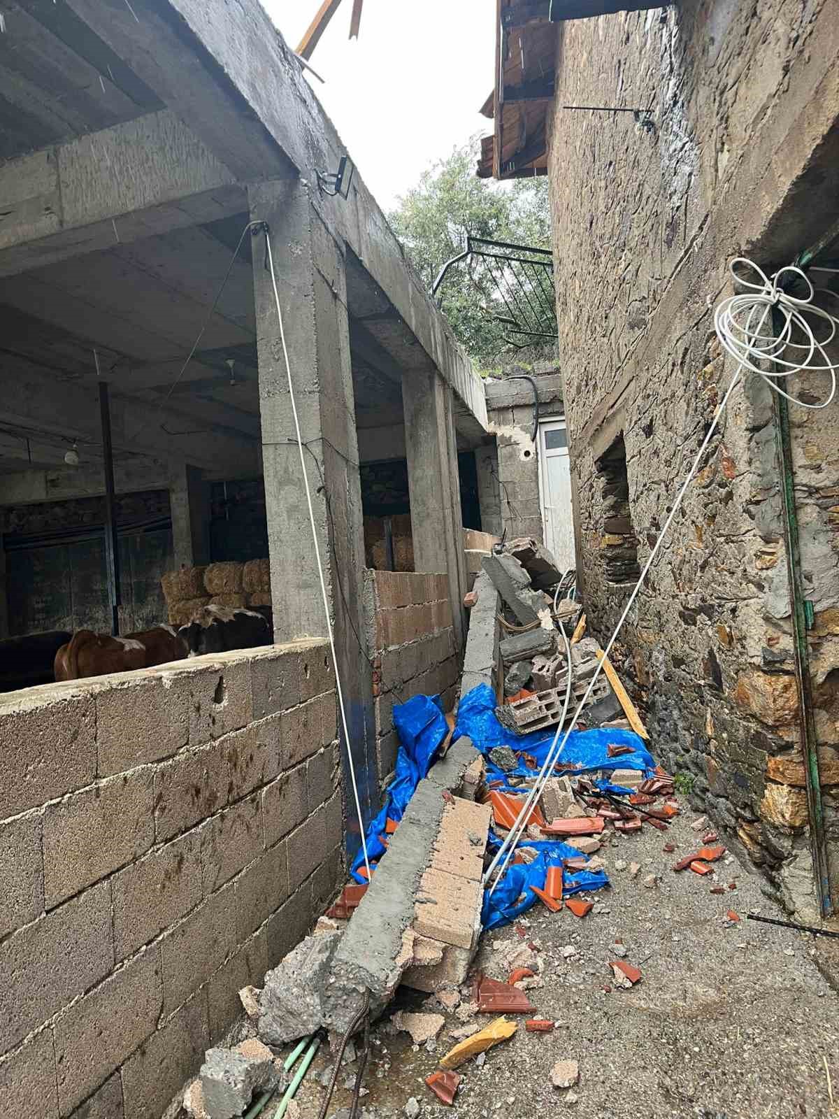 K&ouml;şk&rsquo;te fırtına &ccedil;atıları u&ccedil;urdu, duvarlar yıkıldı
