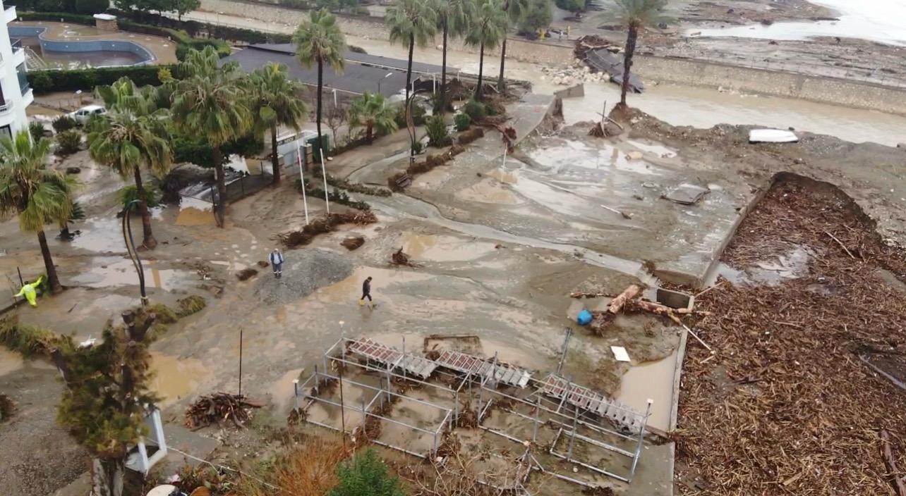 Mersin’de yıkılan köprü ve su basan sitelerin son durumu dronla görüntülendi