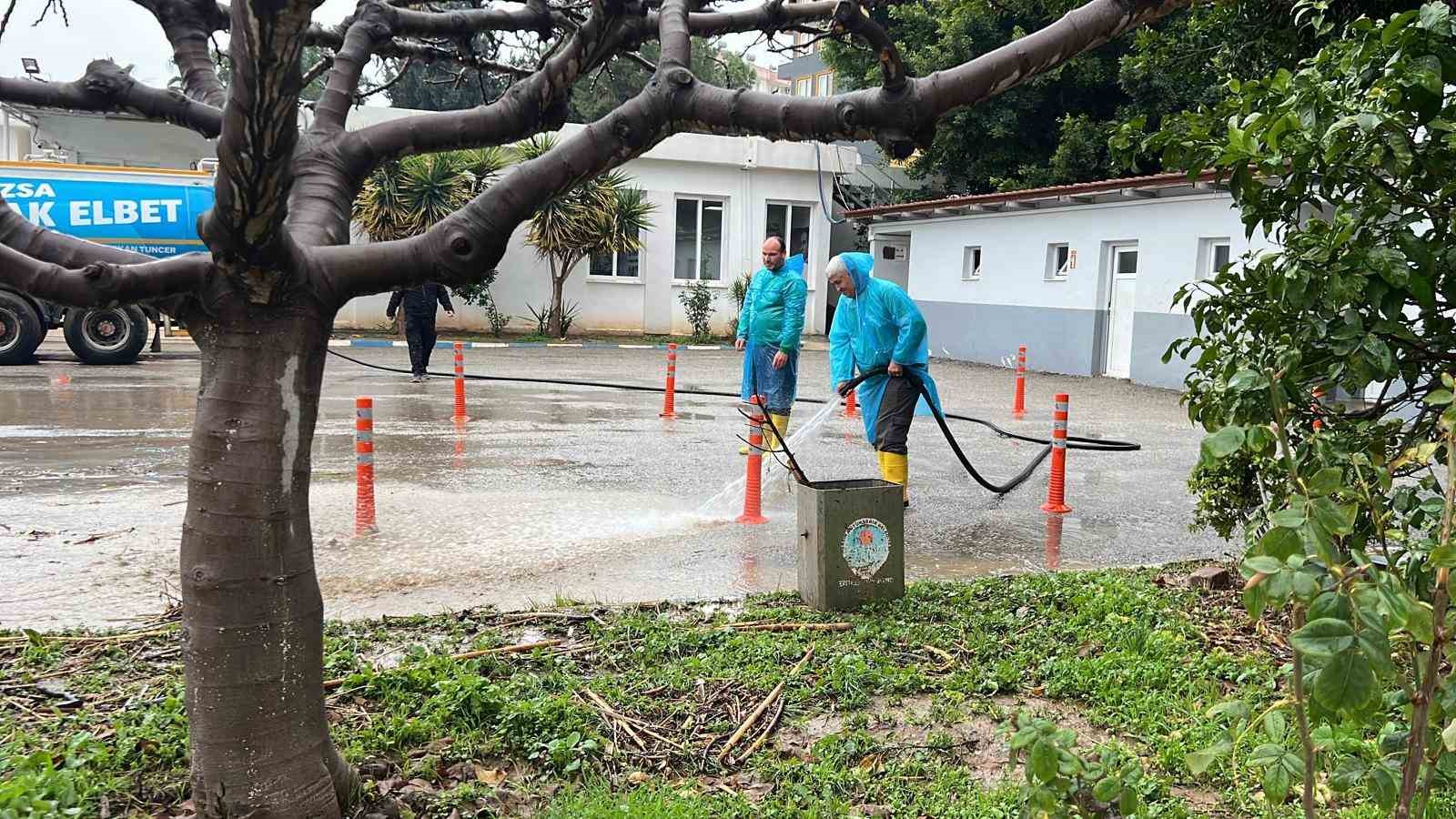 Mersin&rsquo;de yıkılan k&ouml;pr&uuml; ve su basan sitelerin son durumu dronla g&ouml;r&uuml;nt&uuml;lendi
