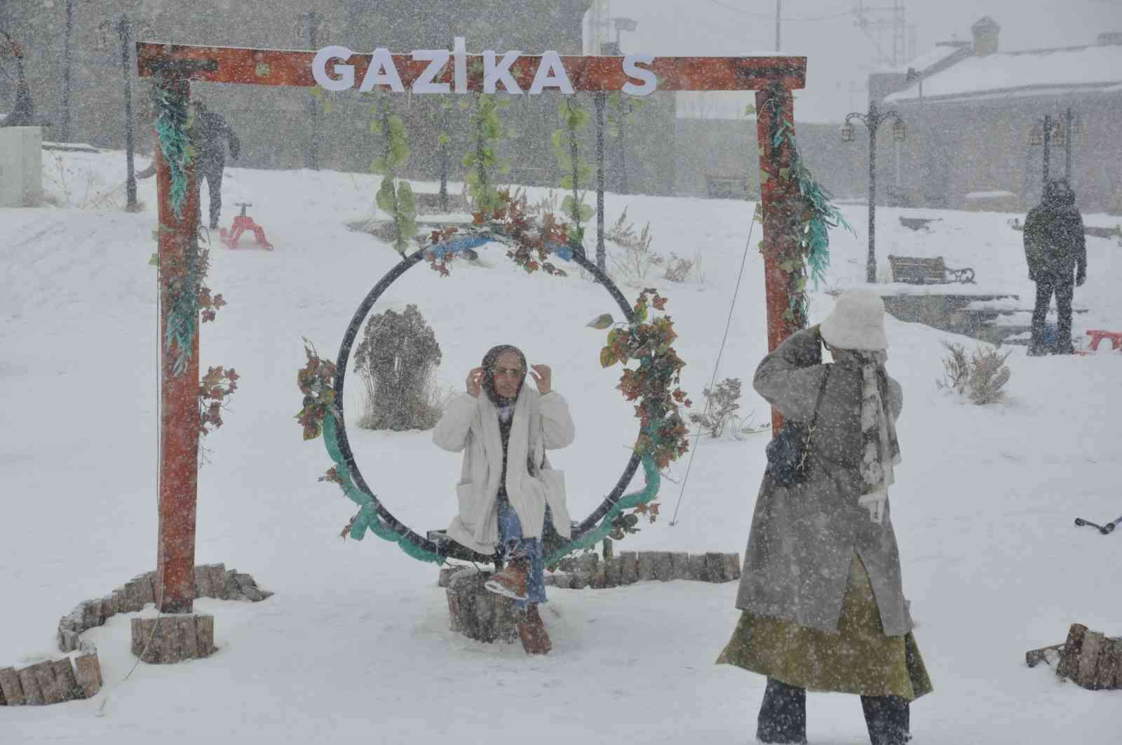 Kars’ta kar yağışı eğlenceye dönüştü