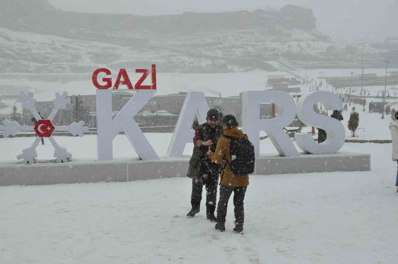Kars&rsquo;ta kar yağışı eğlenceye d&ouml;n&uuml;şt&uuml;

