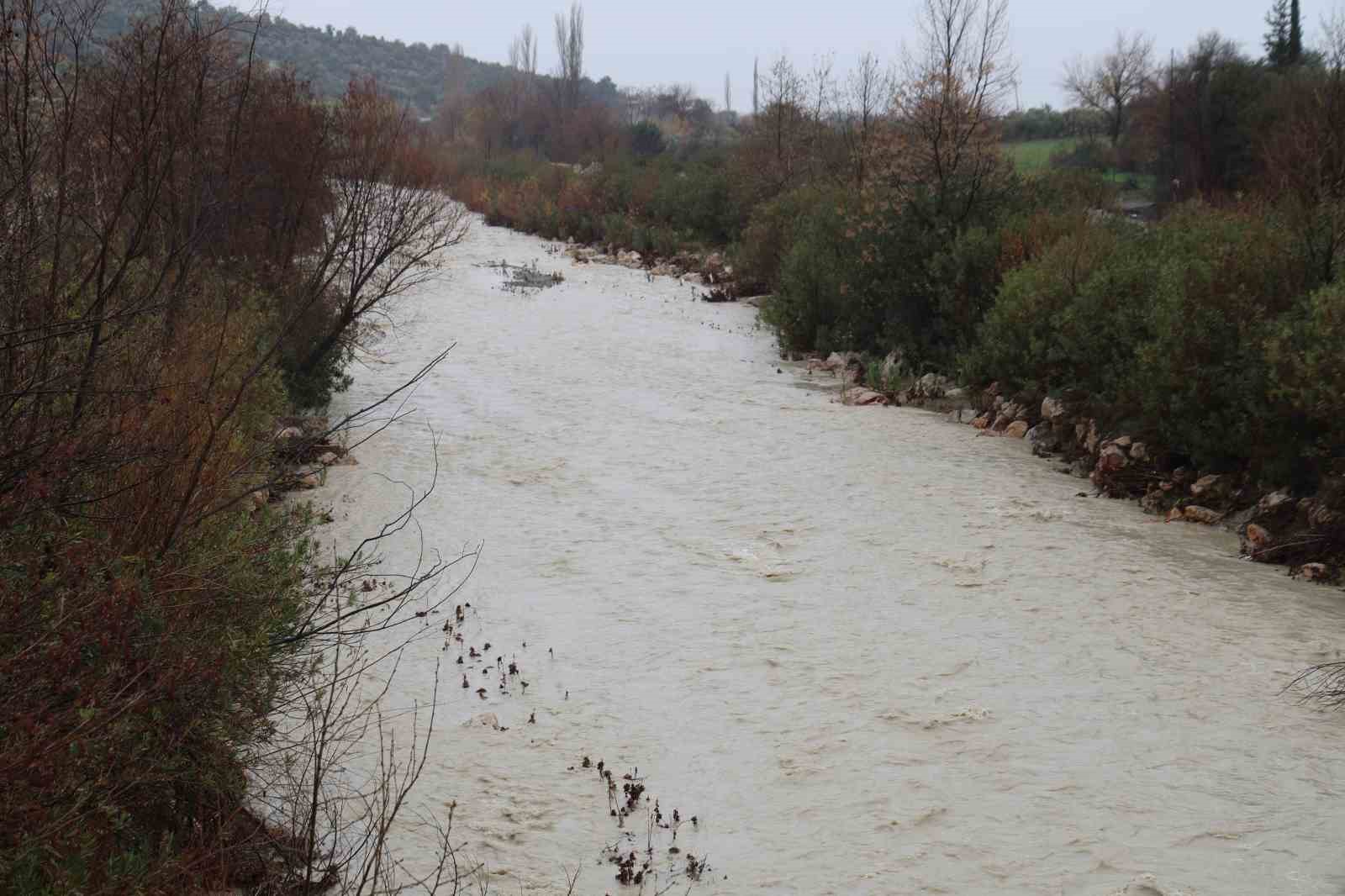 Kuraklıkla kuruyan Deli&ccedil;ay yeniden akmaya başladı, &ccedil;ift&ccedil;inin y&uuml;z&uuml; g&uuml;ld&uuml;
