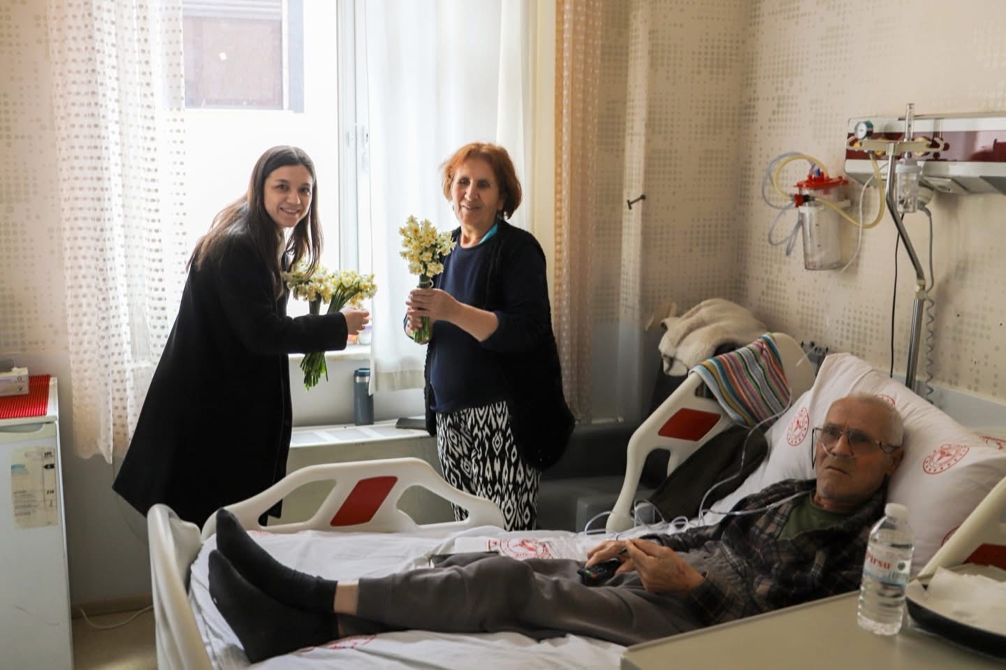 İptal edilen festivalin nergisleri hastanede yüzleri güldürdü