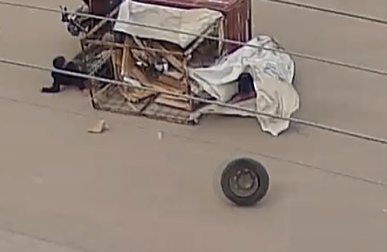 &Ccedil;ocuğun kullandığı elektrikli motosiklet yola devrildi, o anlar kamerada
