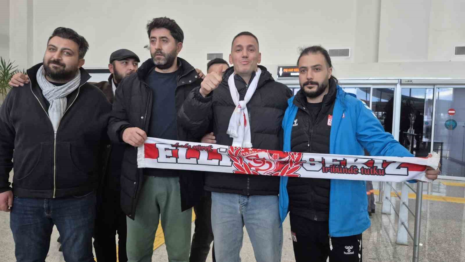 Sivasspor’un prensipte anlaştığı Rey Manaj’a coşkulu karşılama
