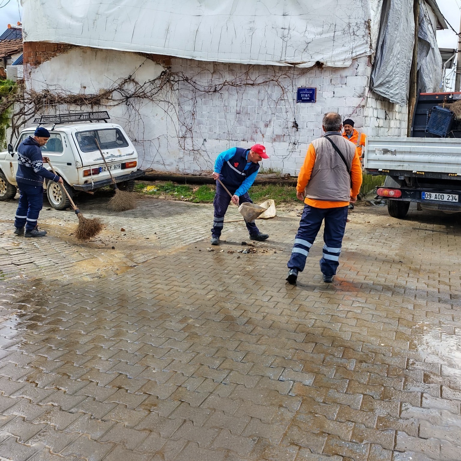 Yoğun yağışın ardından belediye ekipleri sahada