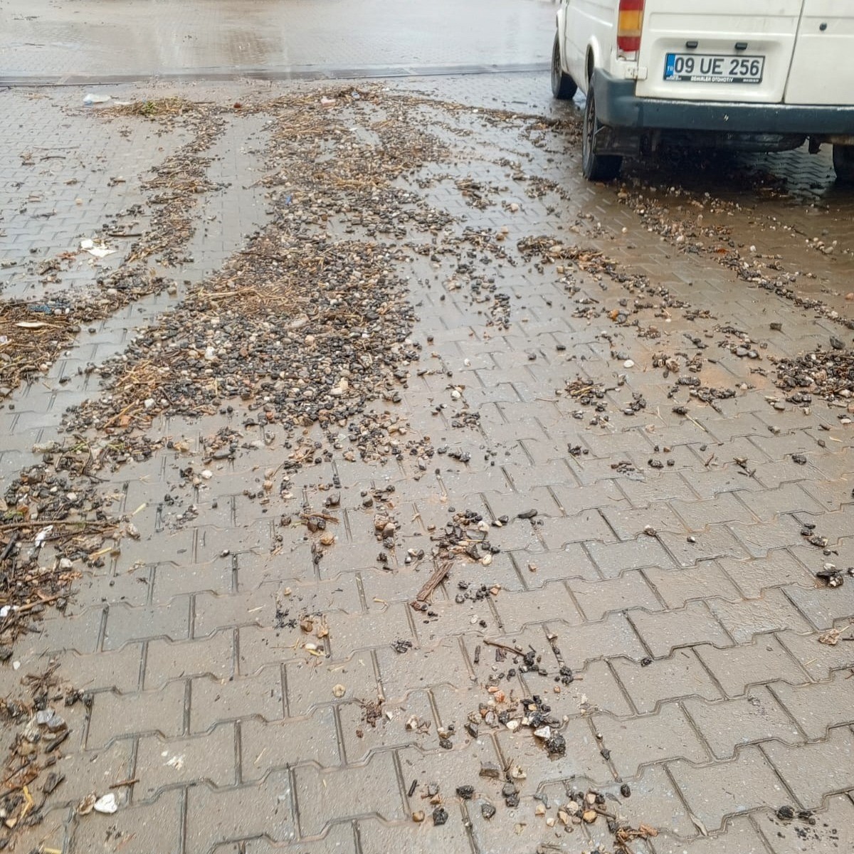 Yoğun yağışın ardından belediye ekipleri sahada
