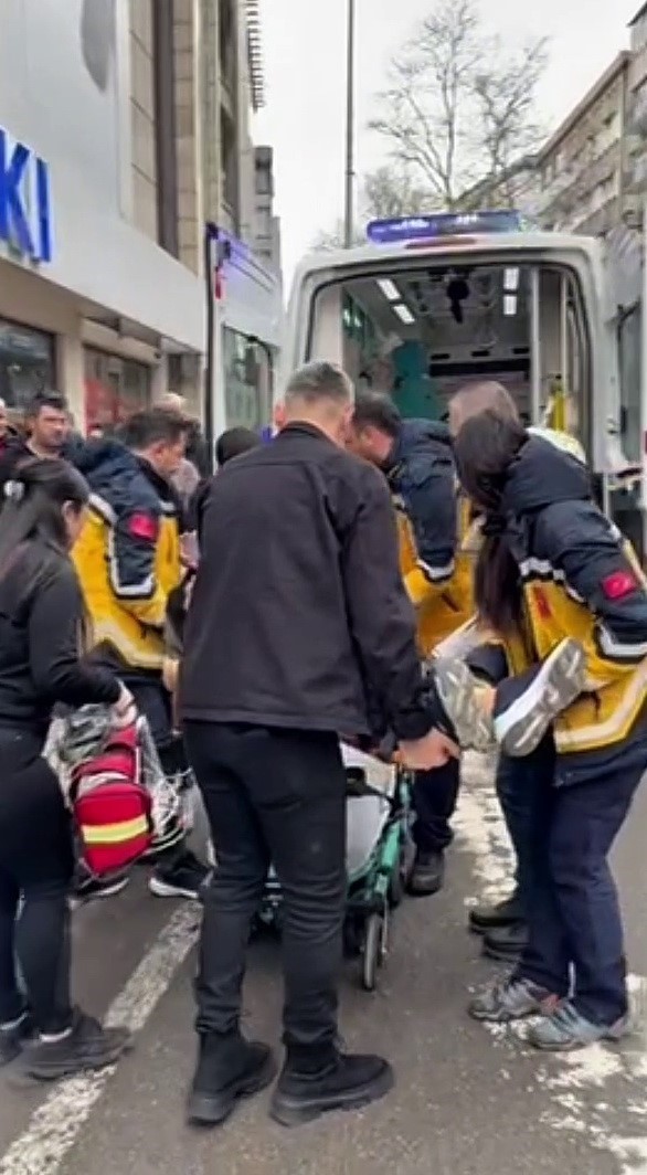 Mağazanın merdivenlerinden düşen kadın hastanelik oldu
