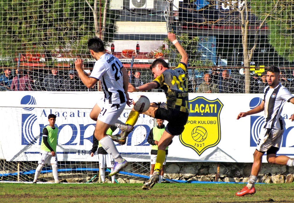 S&uuml;per Amat&ouml;r&rsquo;de Yerel Derbi Berabere Bitti: Ala&ccedil;atıspor - &Ccedil;eşme Belediyespor 2-2

