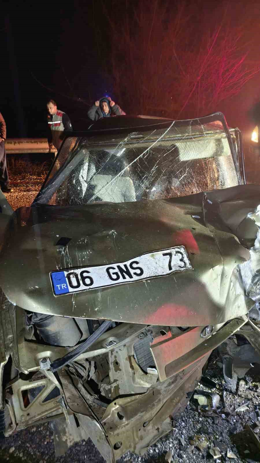 Bursa&rsquo;da otomobiller kafa kafaya &ccedil;arpıştı: 3 yaralı
