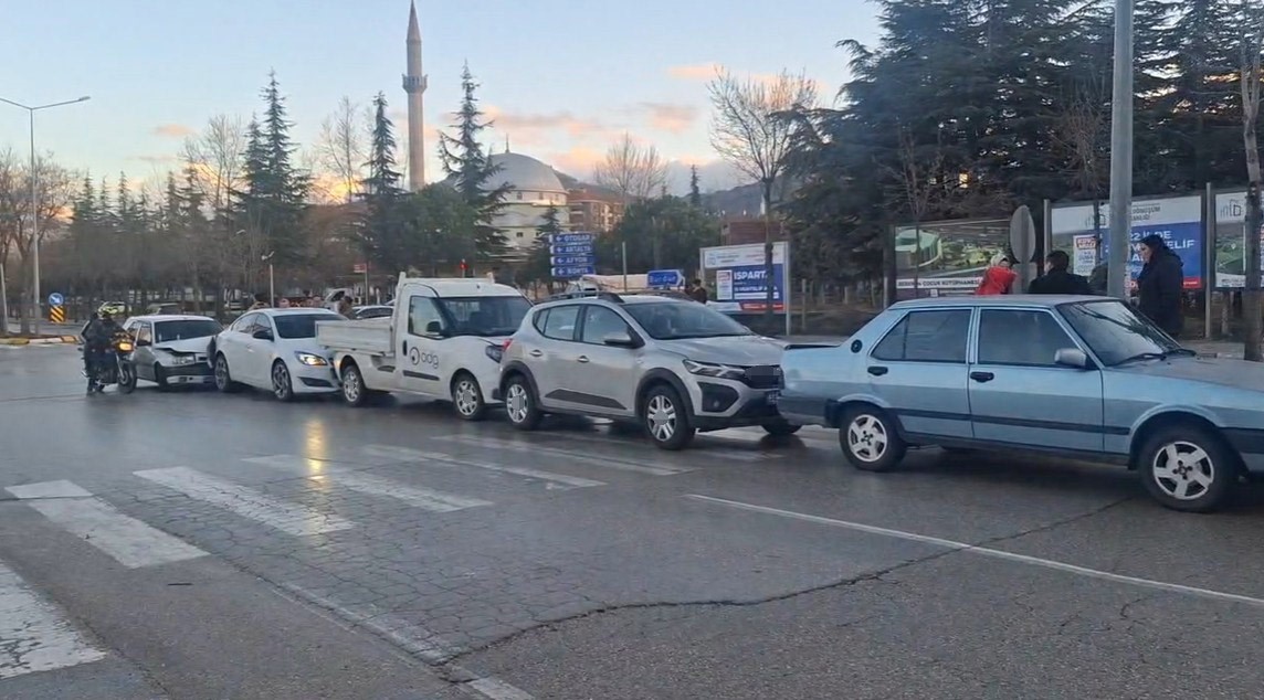 Isparta&rsquo;da 7 aracın karıştığı zincirleme kaza
