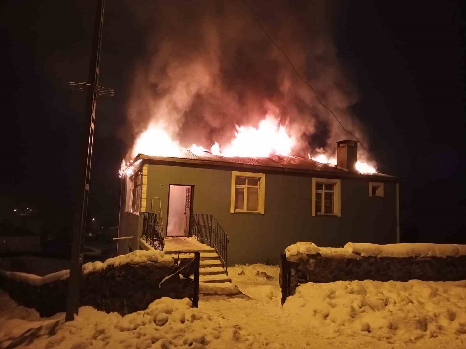 Kars’ta imam evi alev alev yandı