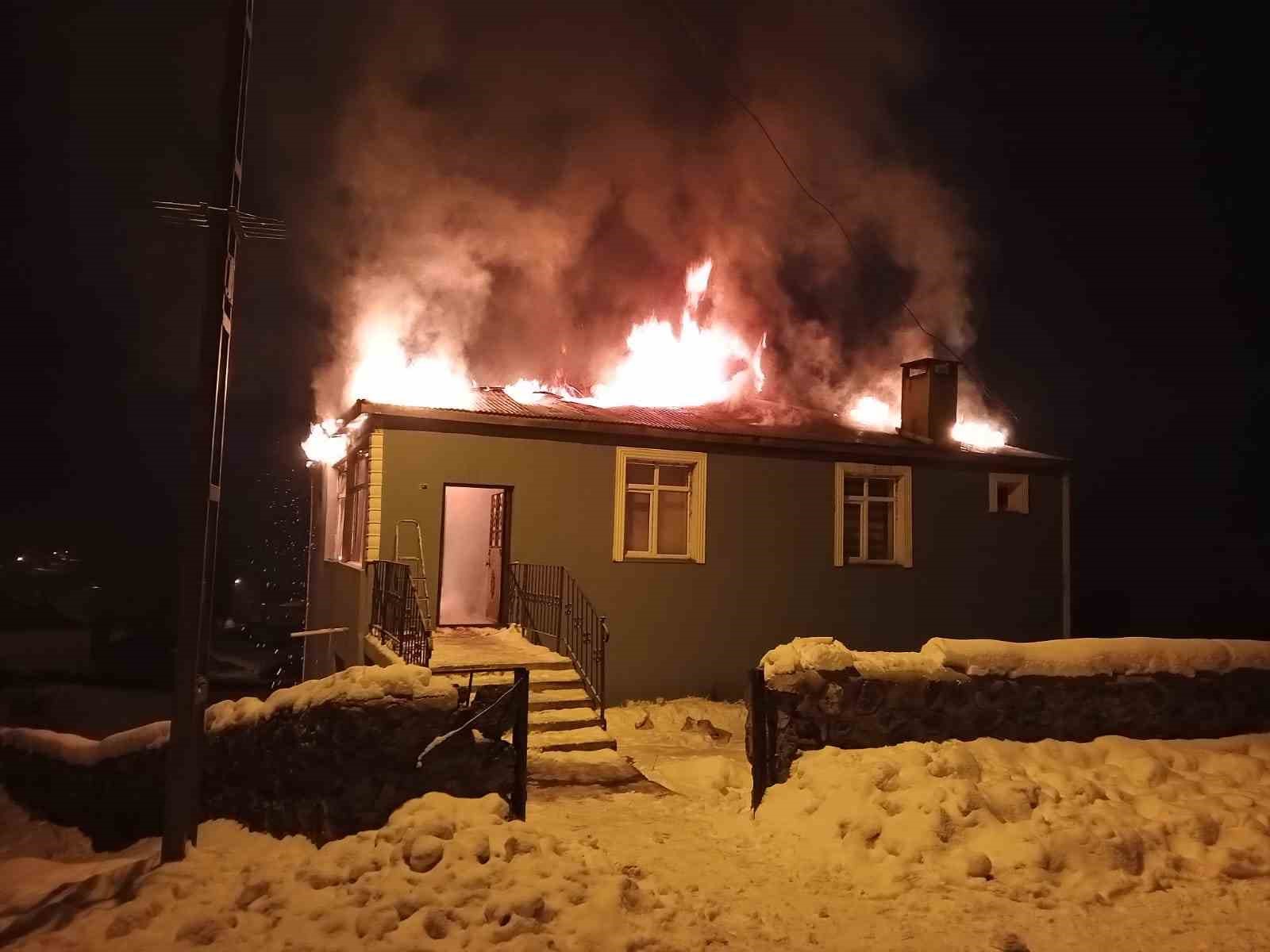 Kars&rsquo;ta imam evi alev alev yandı
