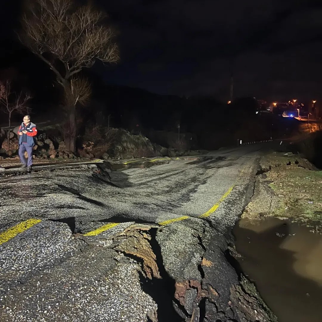 Yoğun yağış sonrası köy yolunda çökme meydana geldi