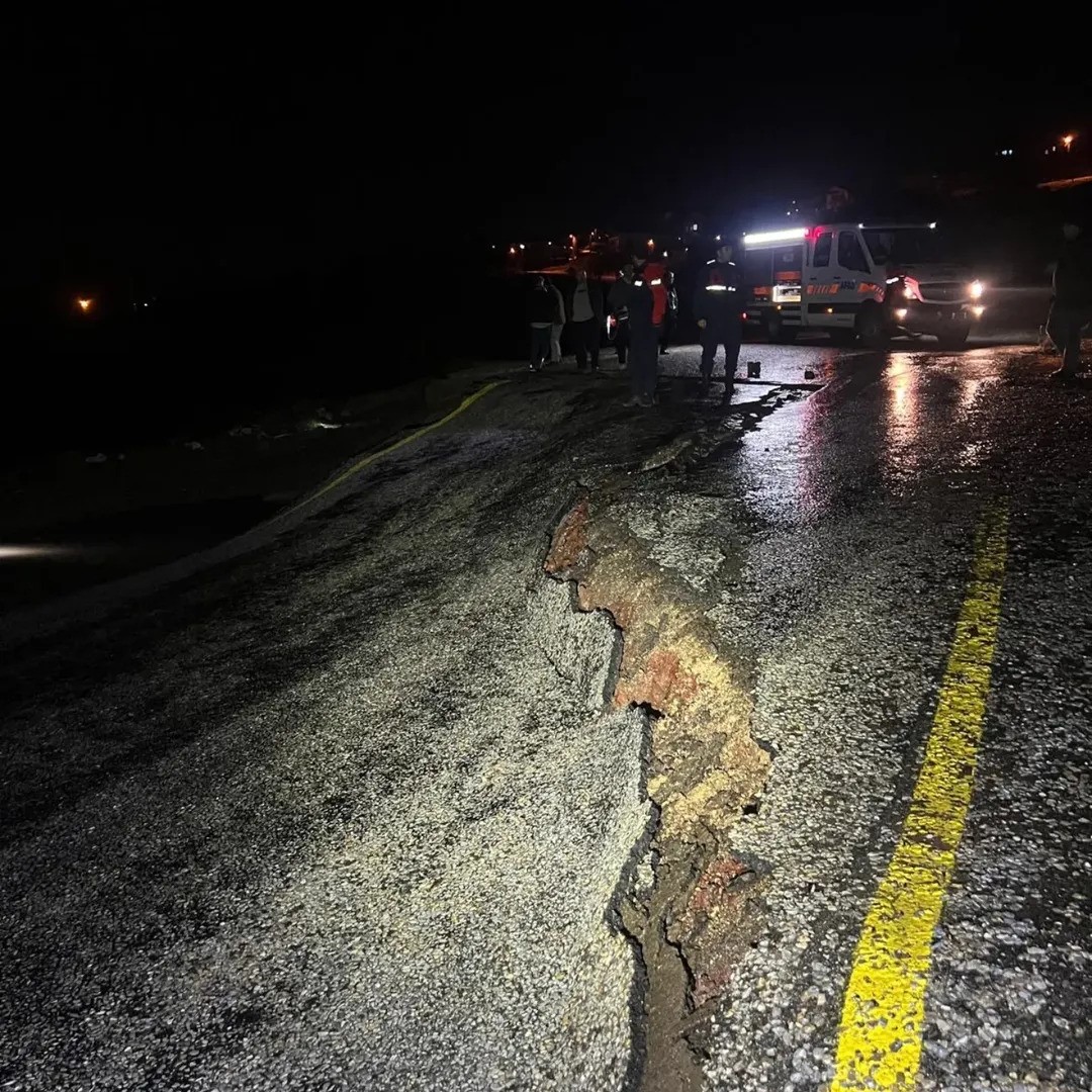 Yoğun yağış sonrası k&ouml;y yolunda &ccedil;&ouml;kme meydana geldi
