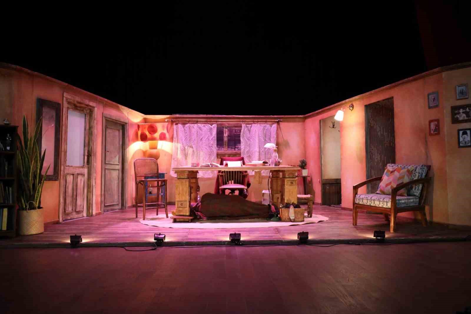 Kocaeli Şehir Tiyatroları "Masanın Altında" oyunuyla Başiskele&rsquo;de sahne aldı
