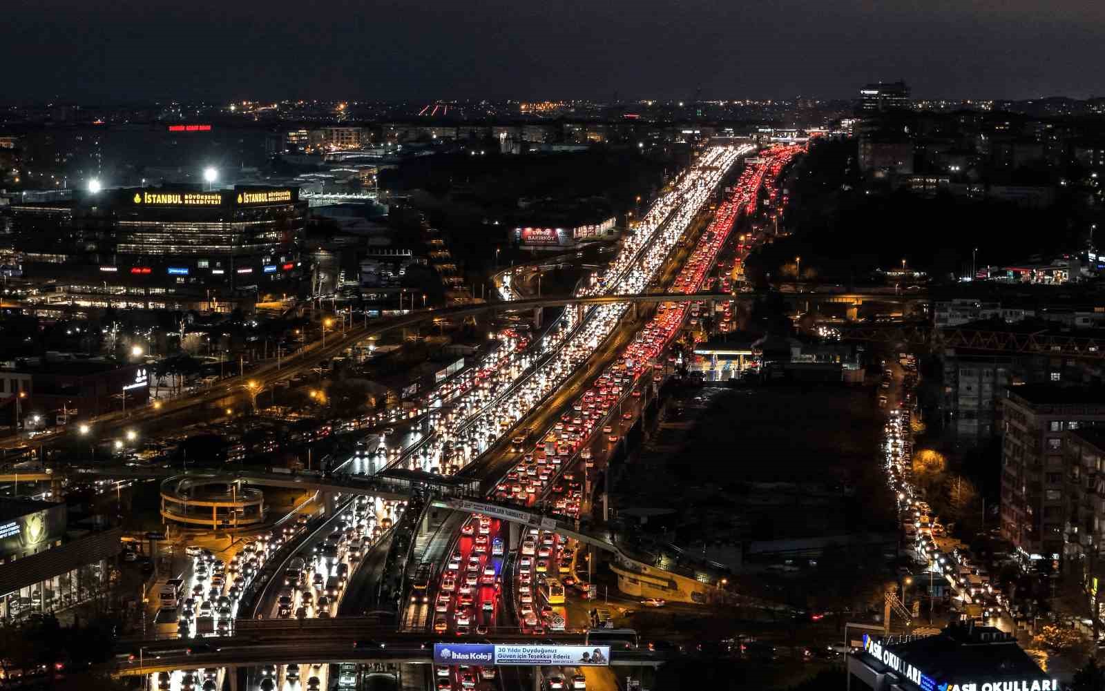 İstanbul trafiği &rsquo;ara tatil&rsquo; dinlemedi
