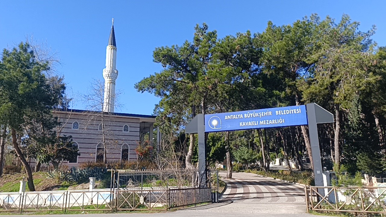 Çiçeklerden çok oyuncaklarla bezenen mezarlıkta duygulandıran görüntüler