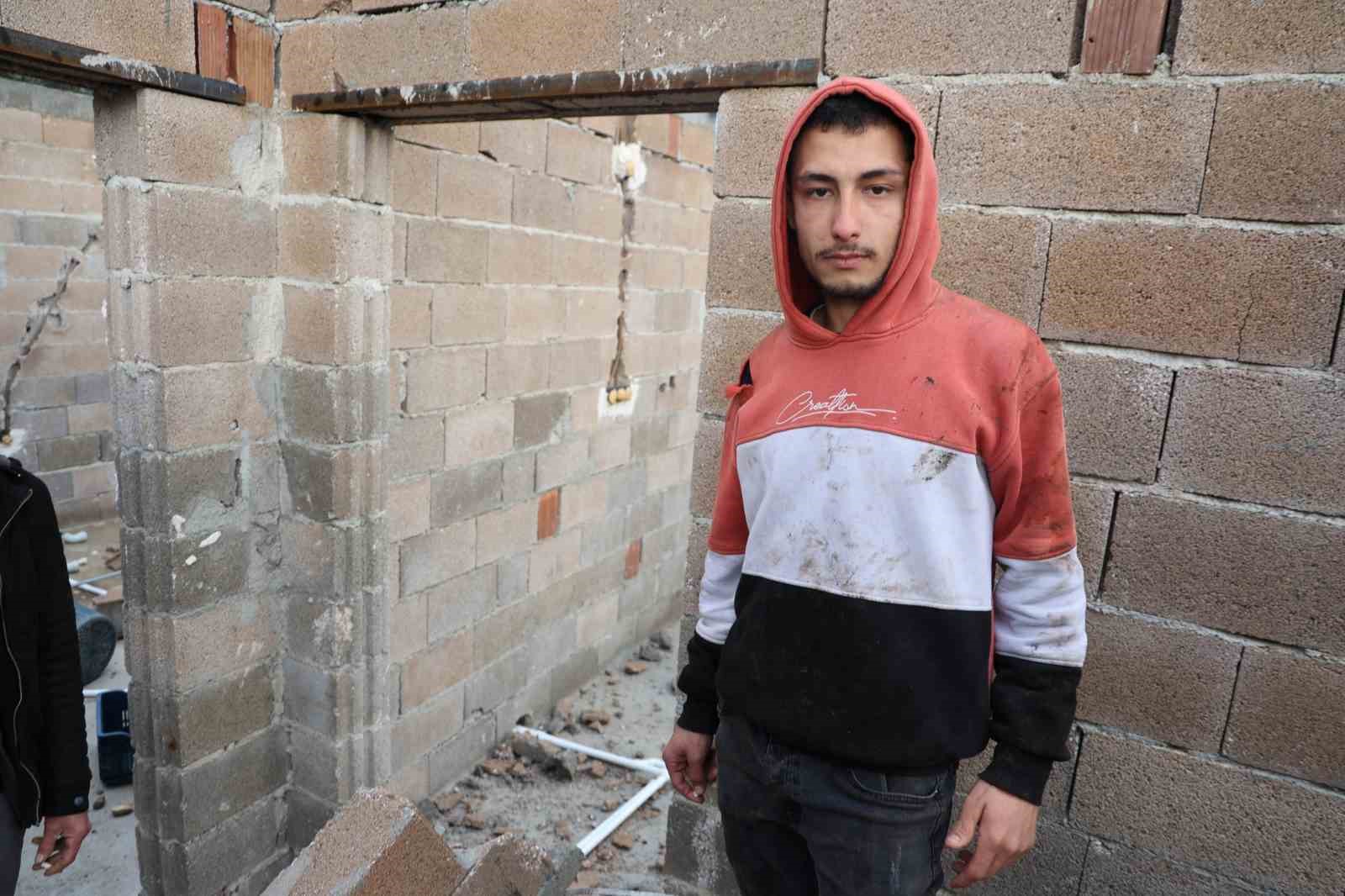 Fırtına yıktı ge&ccedil;ti
