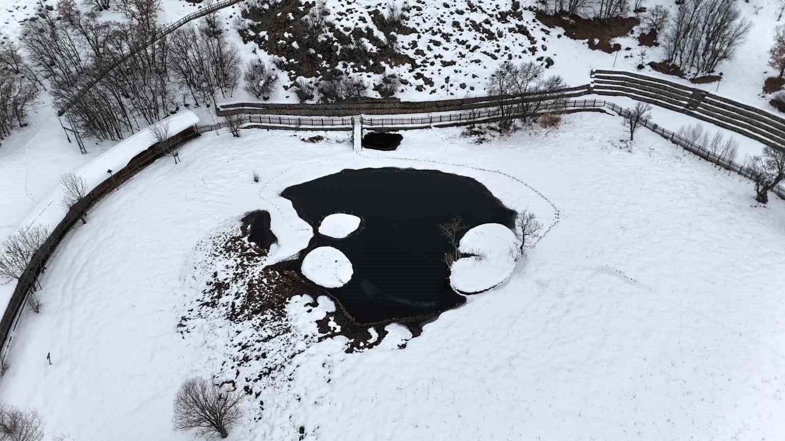 Y&uuml;zen Adalar karla kaplandı, beyaz &ouml;rt&uuml; havadan g&ouml;r&uuml;nt&uuml;lendi
