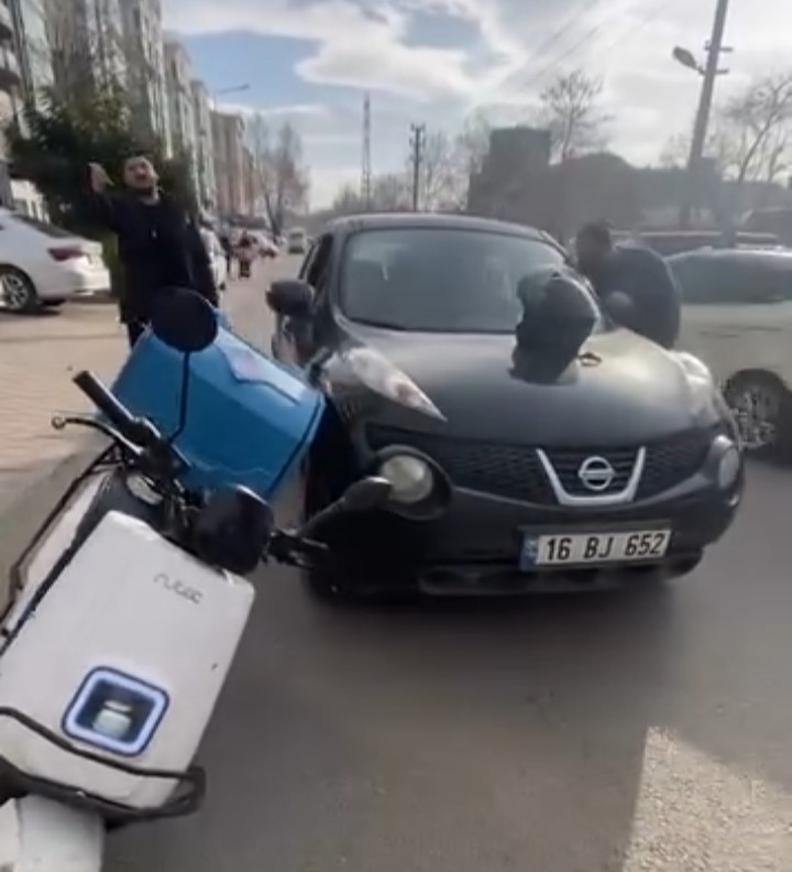 Otomobil s&uuml;r&uuml;c&uuml;s&uuml; ile motosikletli kurye arasındaki gerginlik kamerada
