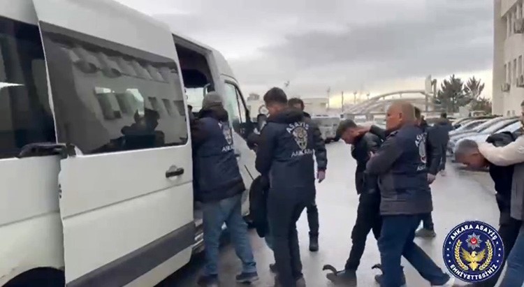 Ankara&rsquo;da &ccedil;alıntı ara&ccedil;ları presleyerek yok eden 8 ş&uuml;pheli yakalandı
