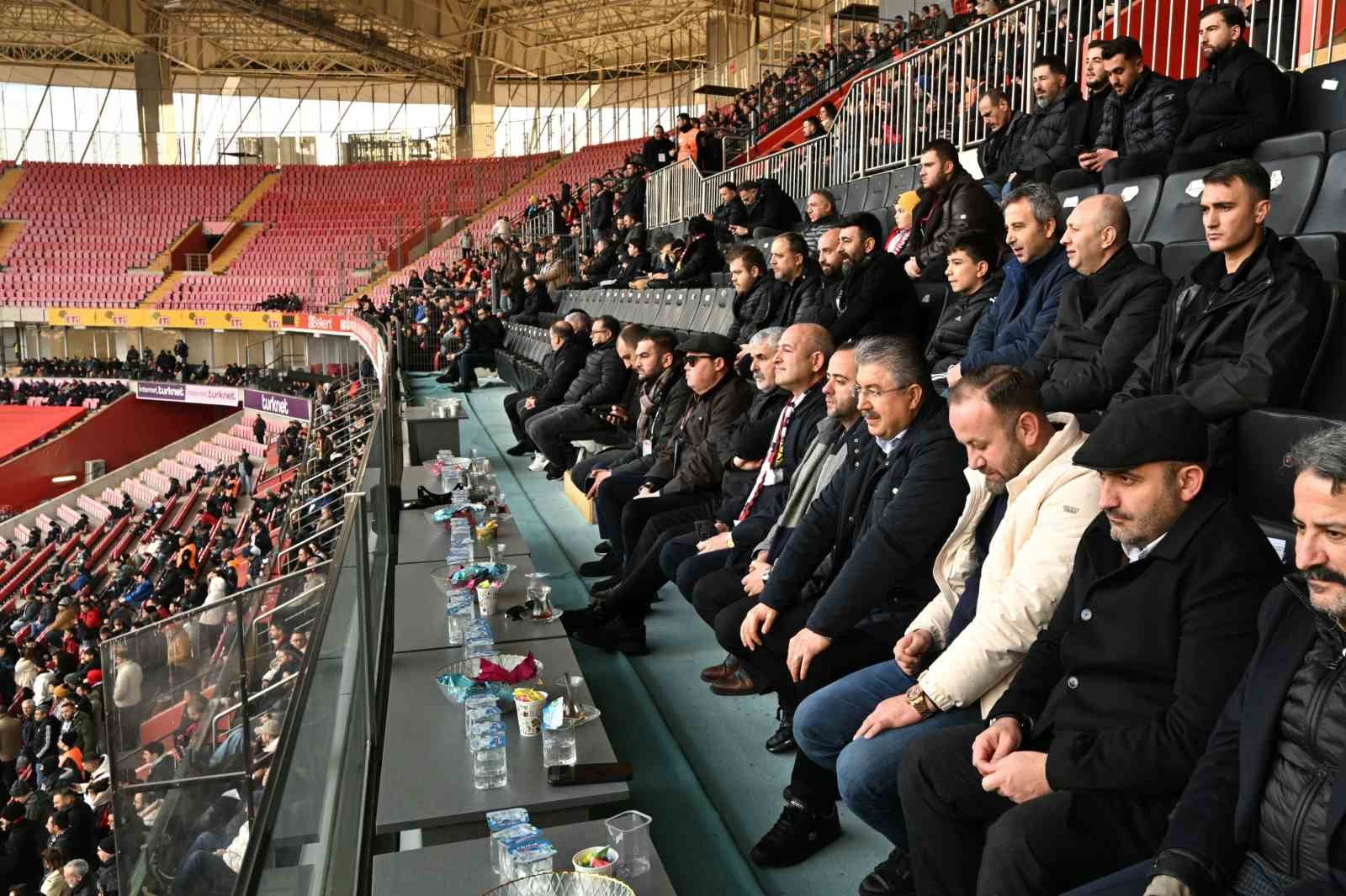 Vali Erdin&ccedil; Yılmaz, Eskişehirspor&rsquo;un Altay ma&ccedil;ını trib&uuml;nden takip etti
