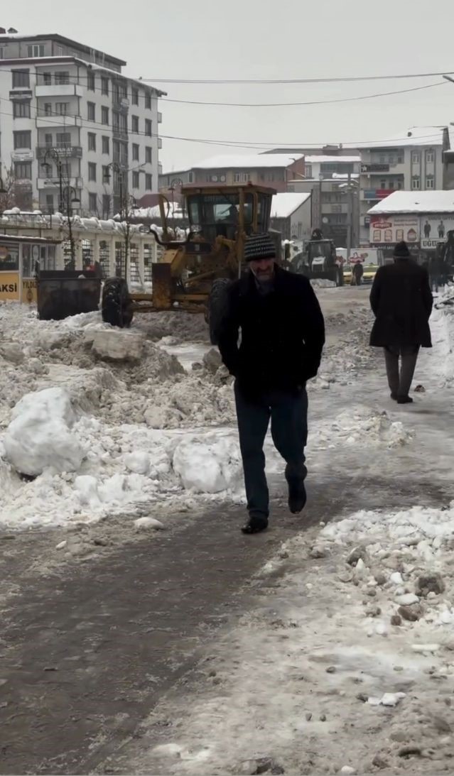 Patnos’ta kar temizleme çalışması aralıksız sürdürülüyor