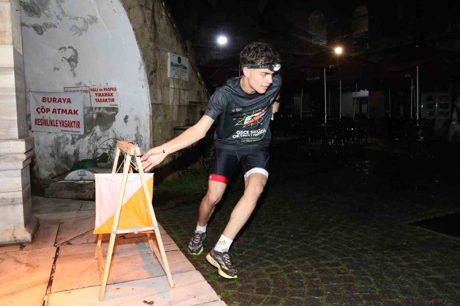 Tarihi çarşıda gece oryantiring heyecanı