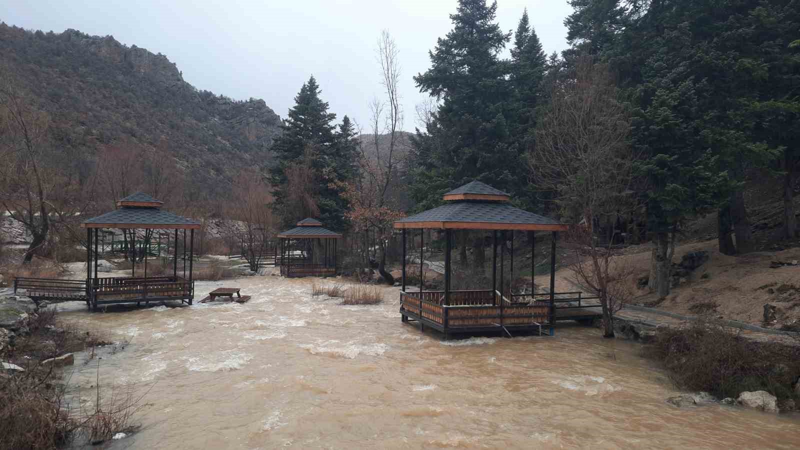 Konya&rsquo;da Aygırdibi kaynağı erken coştu
