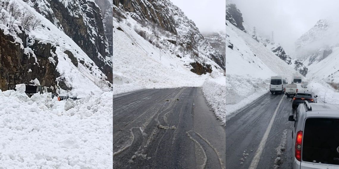 Hakkari-&Ccedil;ukurca yolunda &ccedil;ığ paniği: O anlar kamerada
