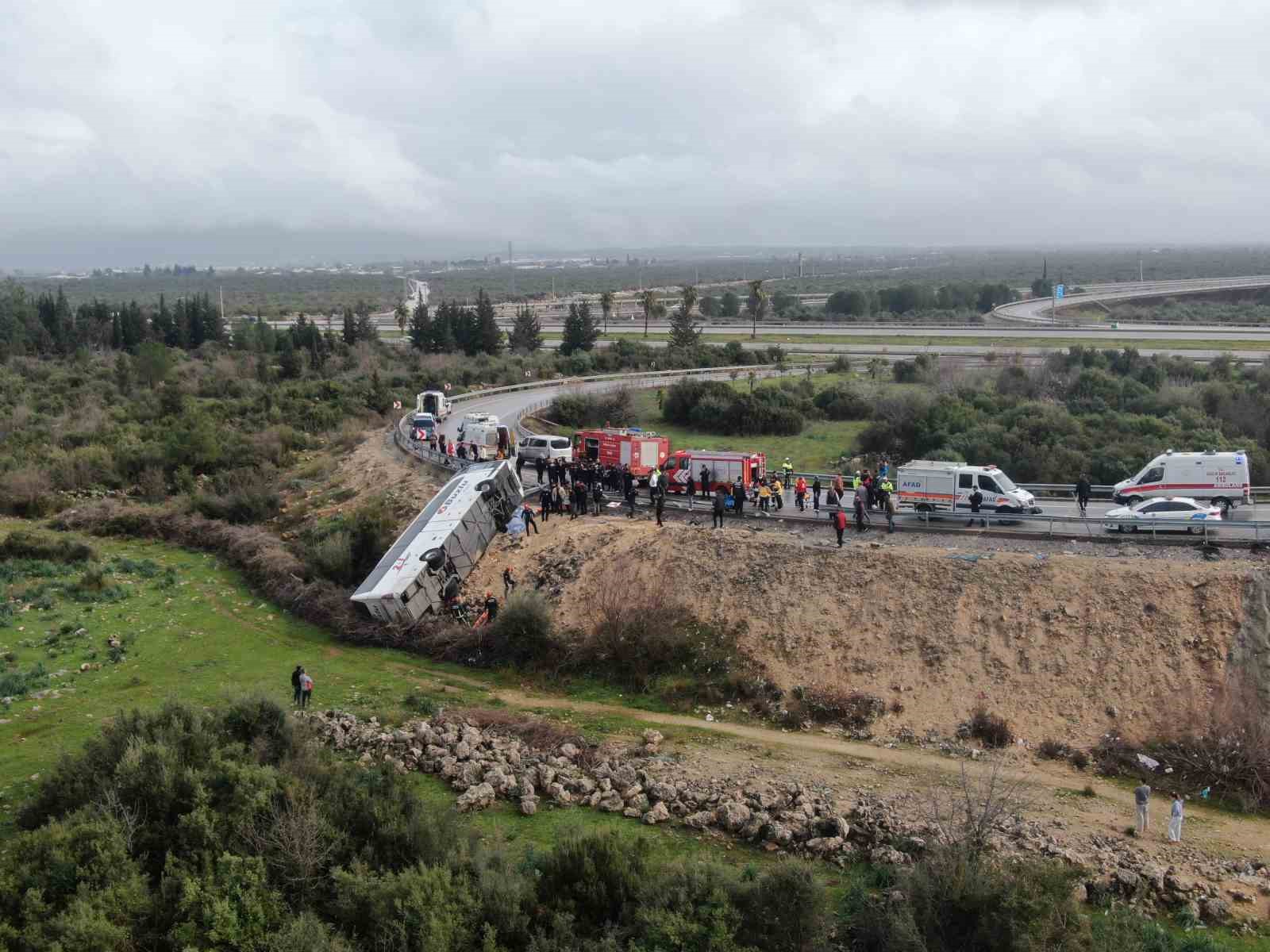 Antalya&rsquo;da yolcu otob&uuml;s&uuml; şarampole yuvarlandı: 8 &ouml;l&uuml;, 26 yaralı
