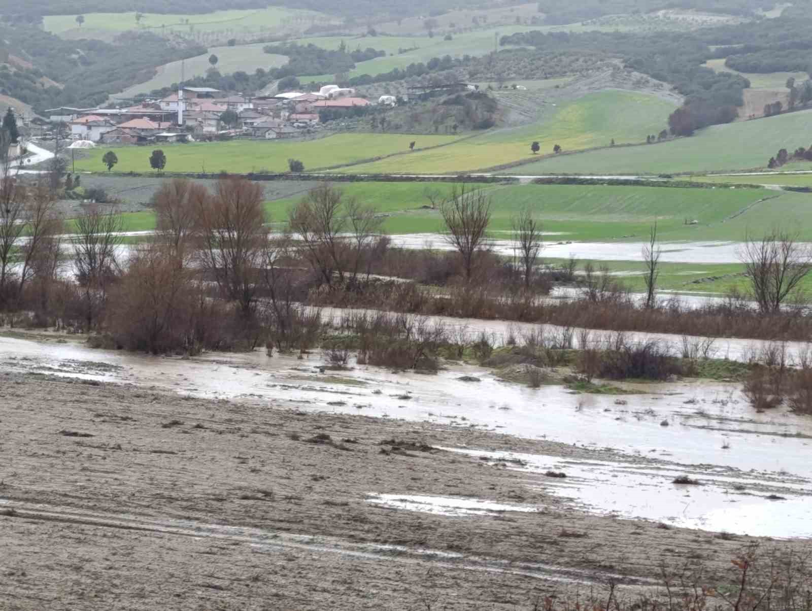 Selendi’de çay ve dereler taştı
