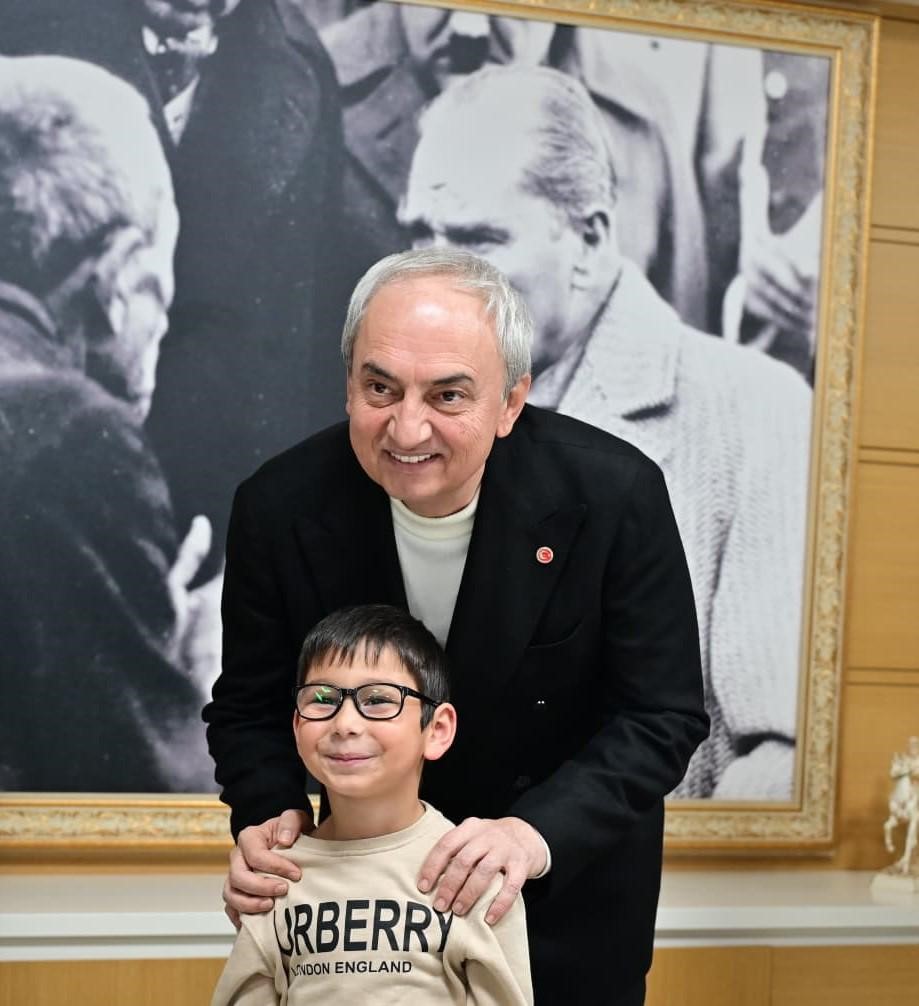 Başkan Kocag&ouml;z, g&ouml;rme sorunu olan &ouml;ğrencilere g&ouml;zl&uuml;klerini teslim etti
