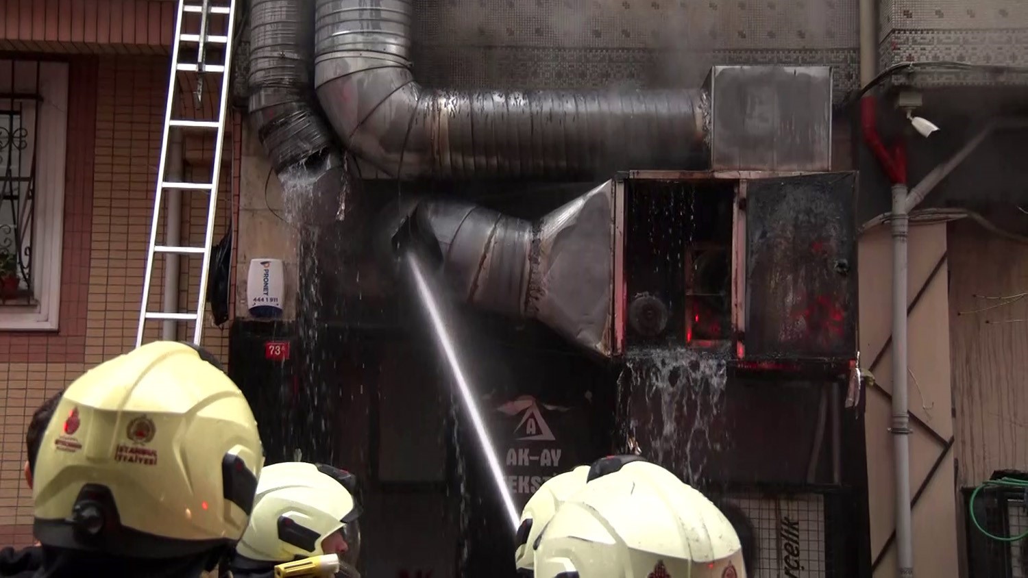 Bayrampaşa&rsquo;da bir restoranda &ccedil;ıkan yangın paniğe neden oldu
