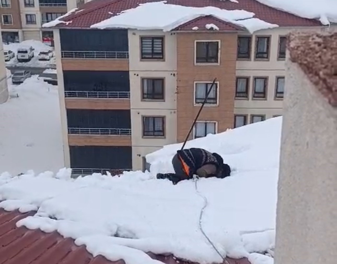 Yüksekova’da dondurucu soğuğa rağmen çatıda ibadet: Kar üzerinde namaz kıldı
