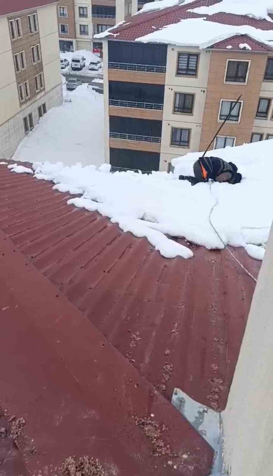 Y&uuml;ksekova&rsquo;da dondurucu soğuğa rağmen &ccedil;atıda ibadet: Kar &uuml;zerinde namaz kıldı
