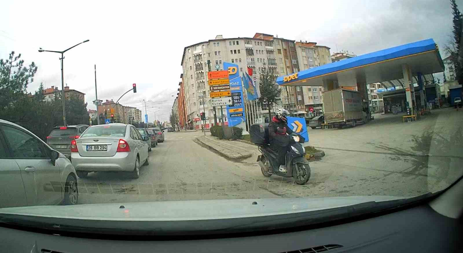 Cumhuriyet Bulvarı’nda motosikletli kuryeden ters yön ihlali