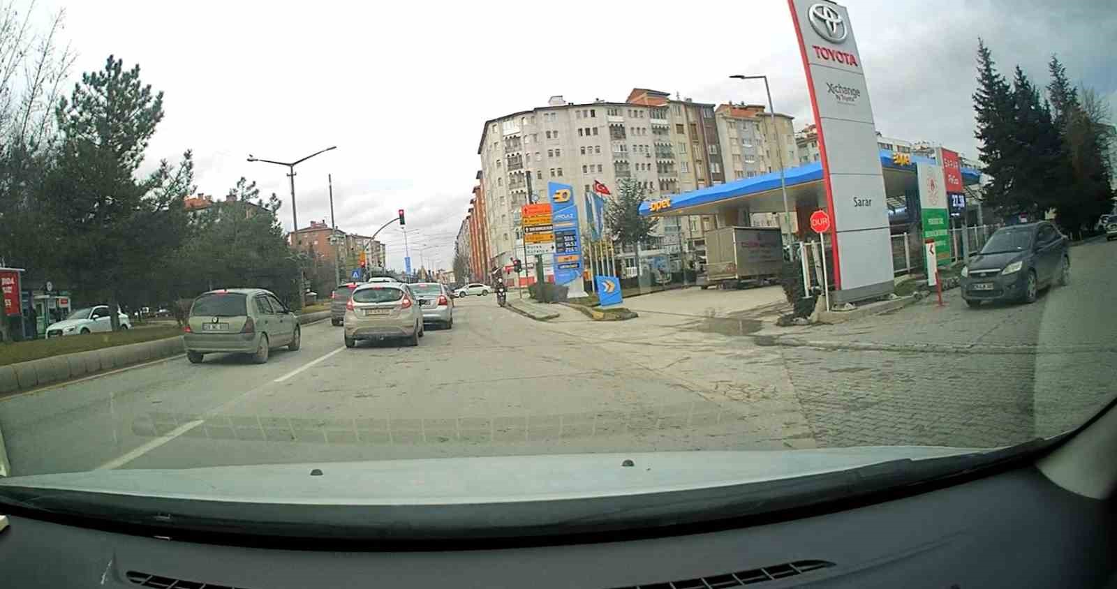 Cumhuriyet Bulvarı&rsquo;nda motosikletli kuryeden ters y&ouml;n ihlali
