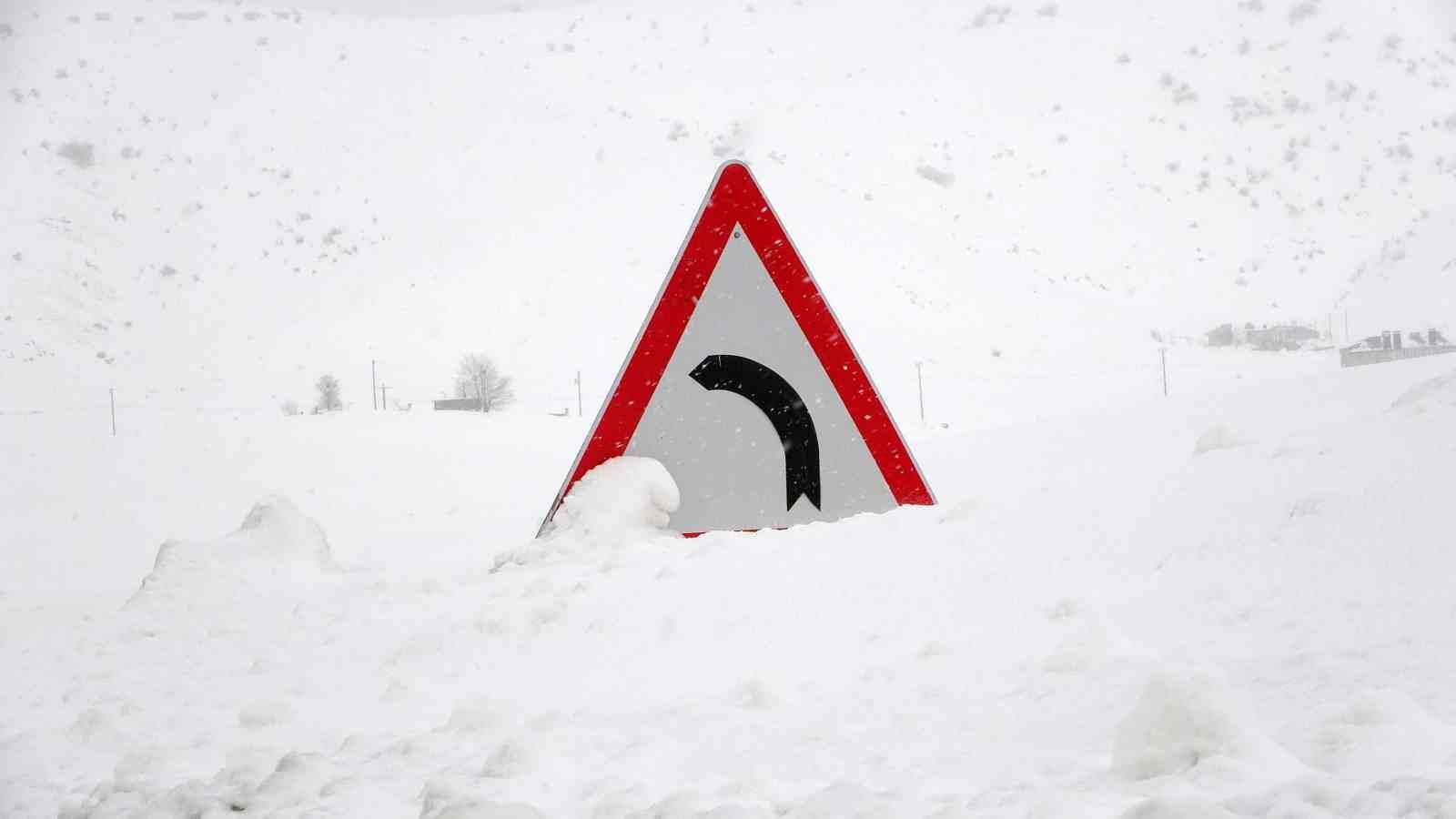 Kar yağışı Bitlis’te etkisini artırdı: 100 köy yolu ulaşıma kapandı