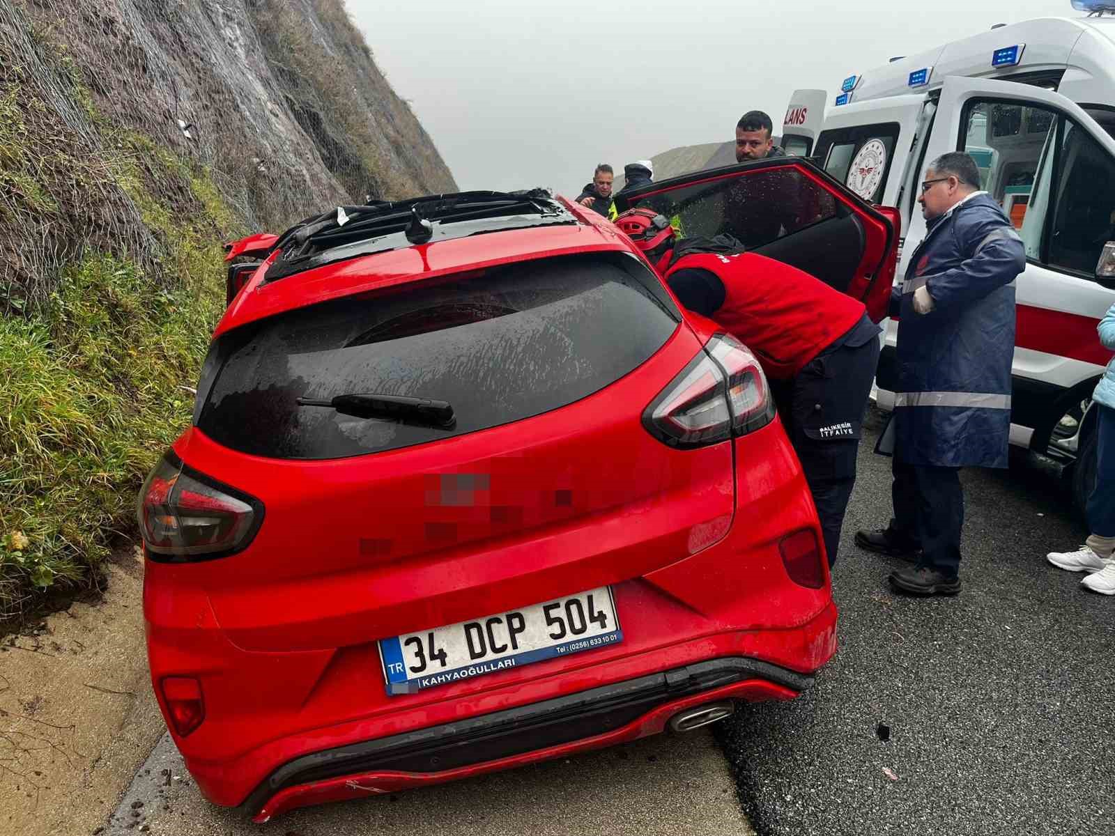 Balıkesir&rsquo;de otomobil yoldan &ccedil;ıktı: 2 yaralı
